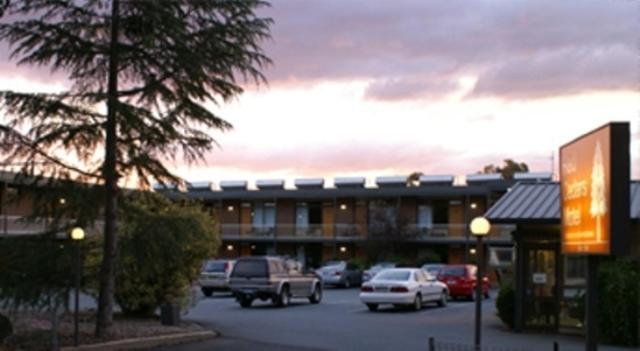 Red Cedars Motel Canberra Extérieur photo