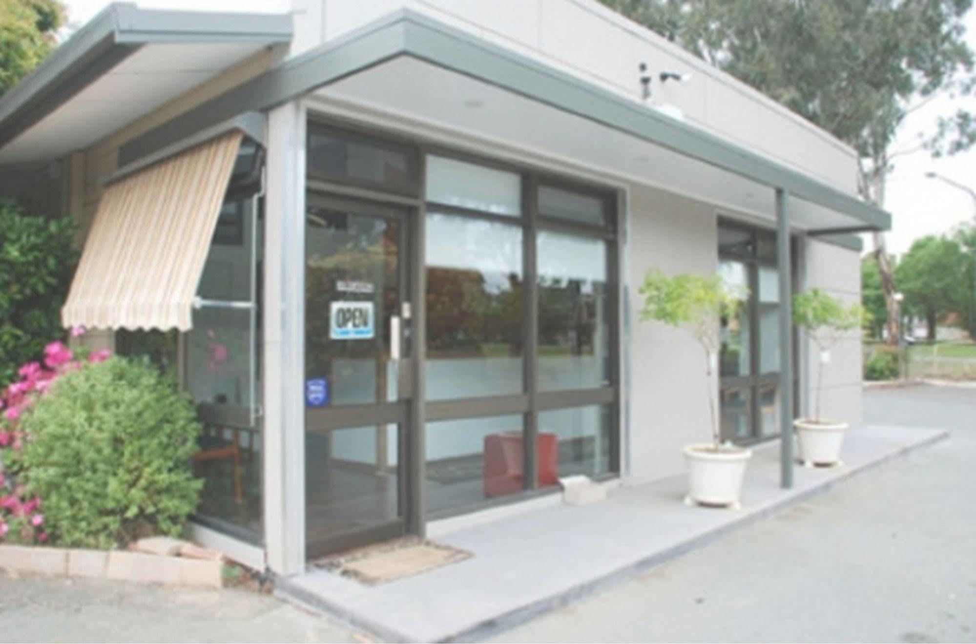 Red Cedars Motel Canberra Extérieur photo