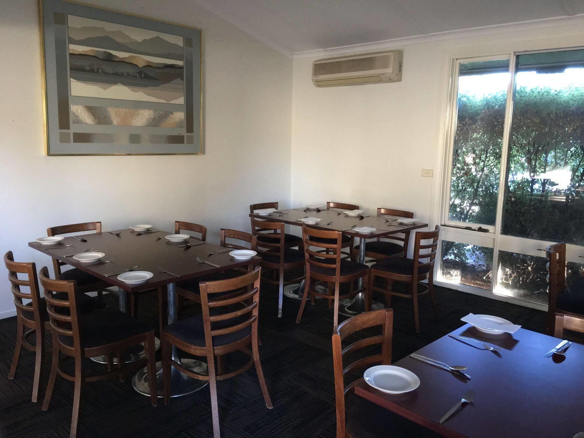 Red Cedars Motel Canberra Extérieur photo