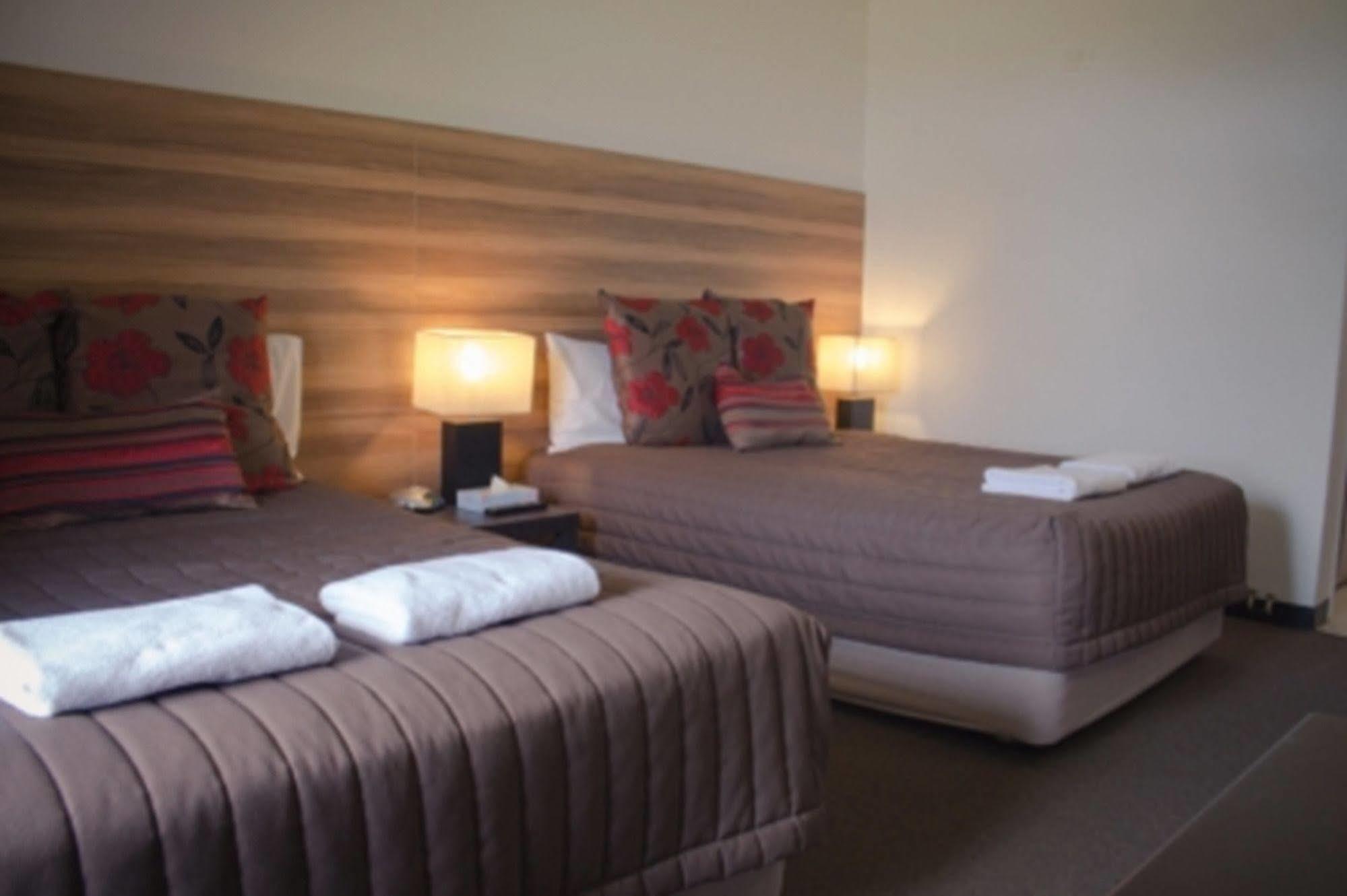 Red Cedars Motel Canberra Extérieur photo