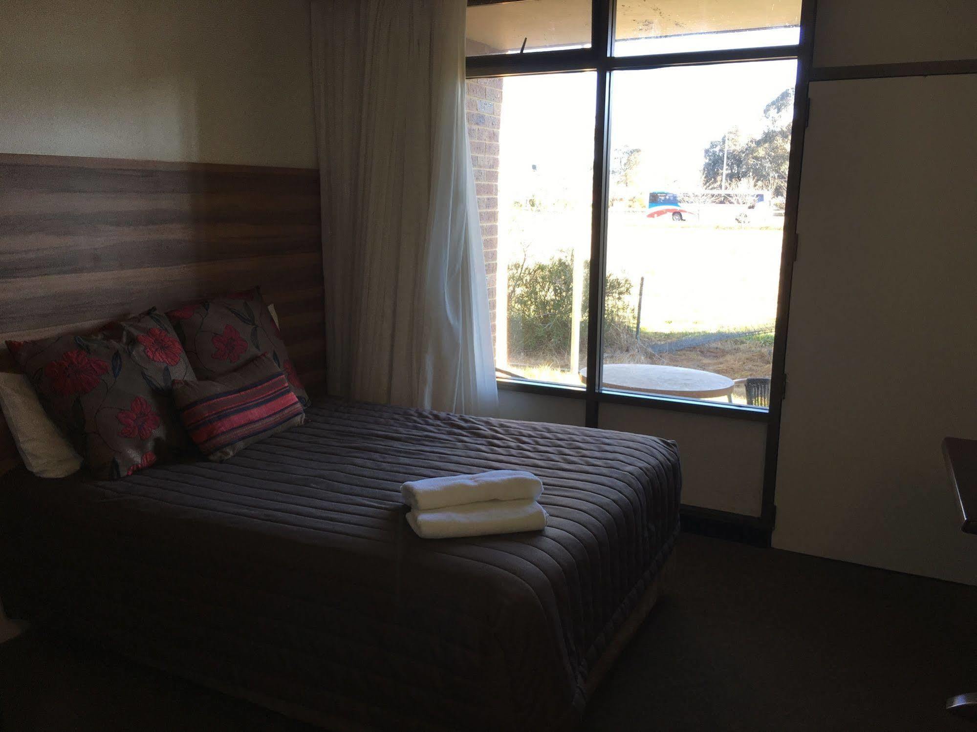 Red Cedars Motel Canberra Extérieur photo