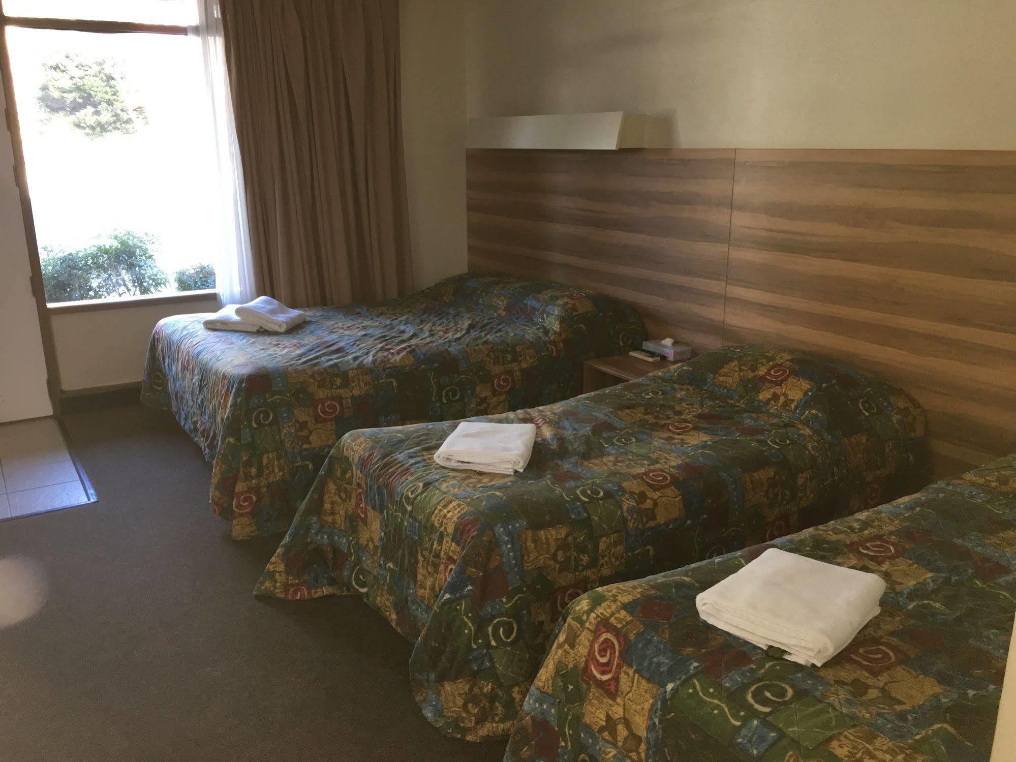Red Cedars Motel Canberra Extérieur photo