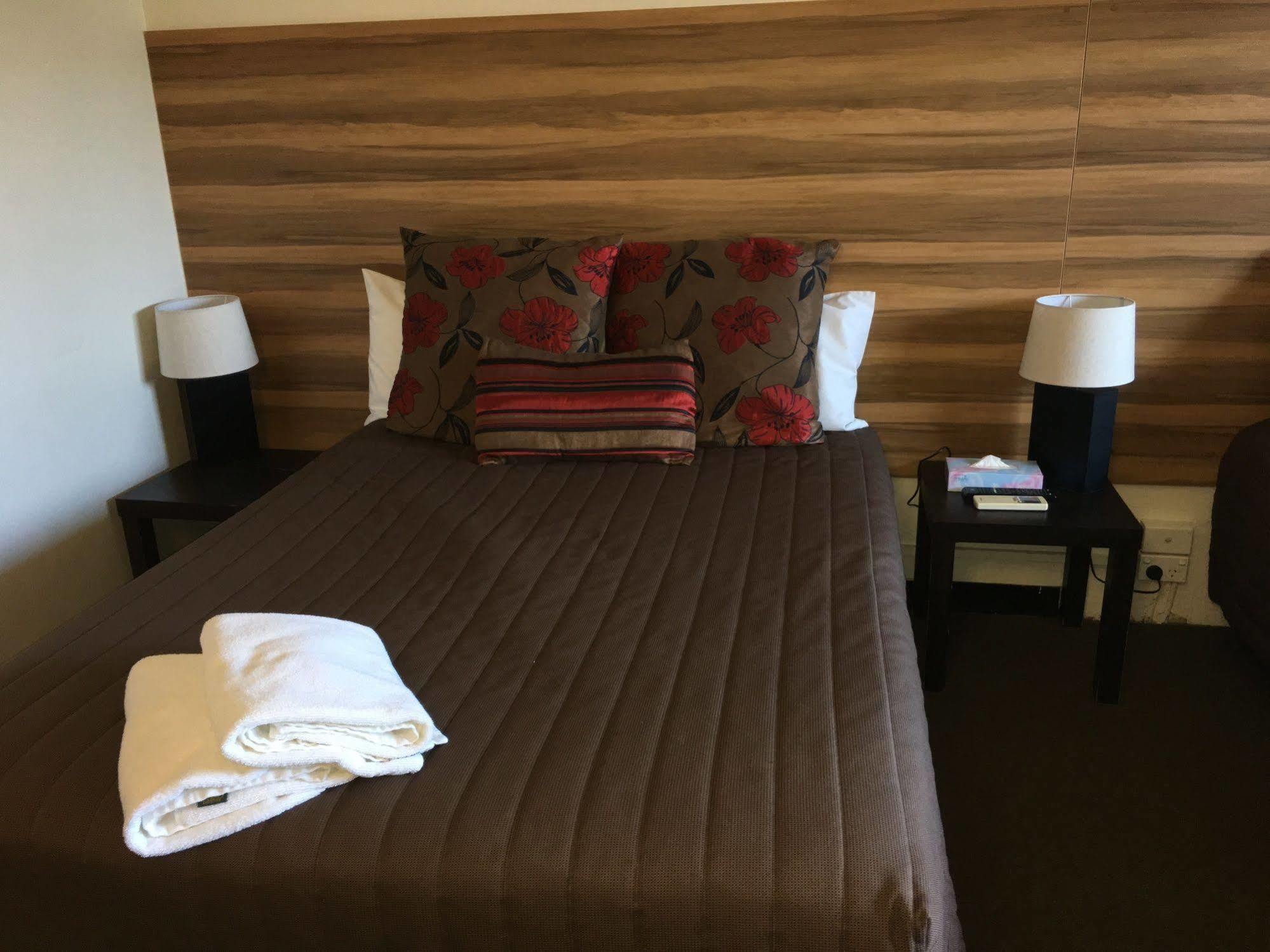 Red Cedars Motel Canberra Extérieur photo