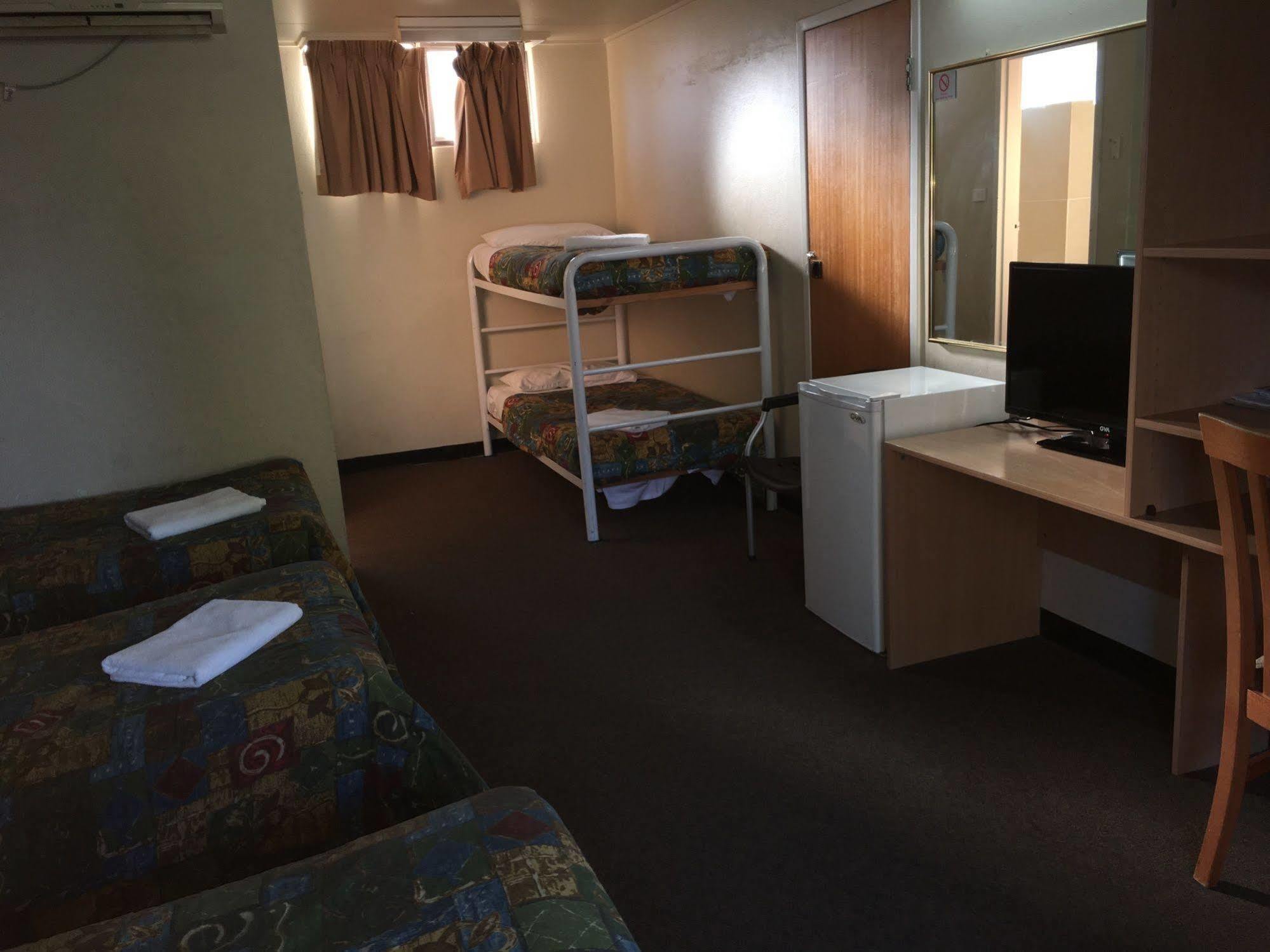 Red Cedars Motel Canberra Extérieur photo