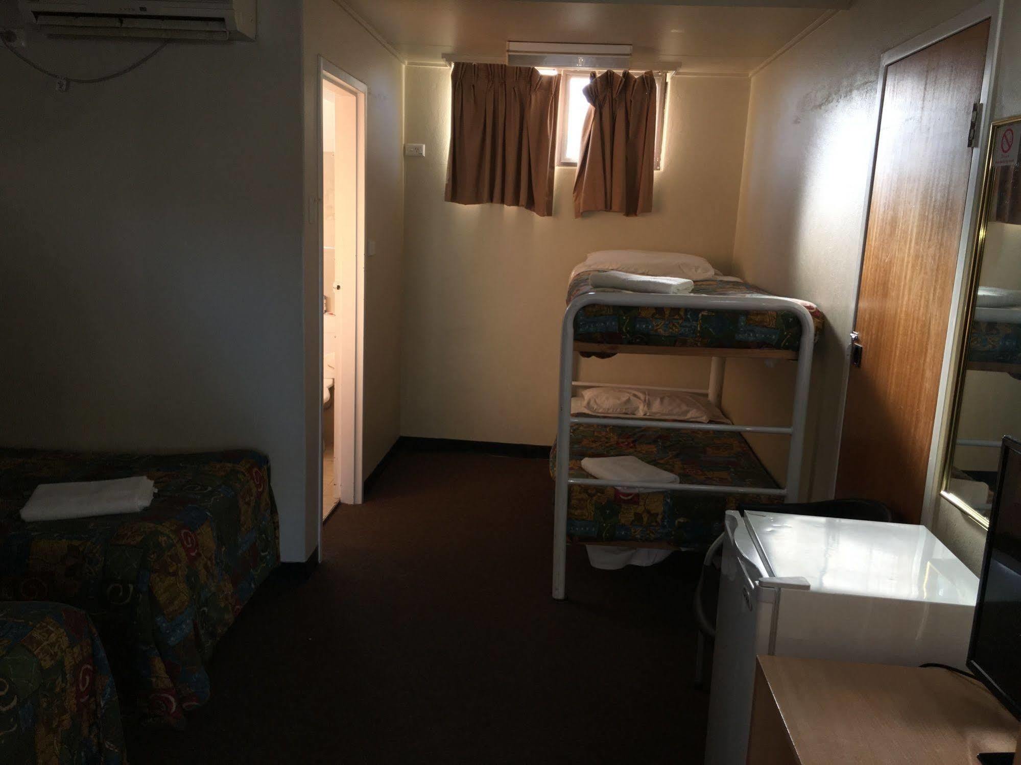 Red Cedars Motel Canberra Extérieur photo
