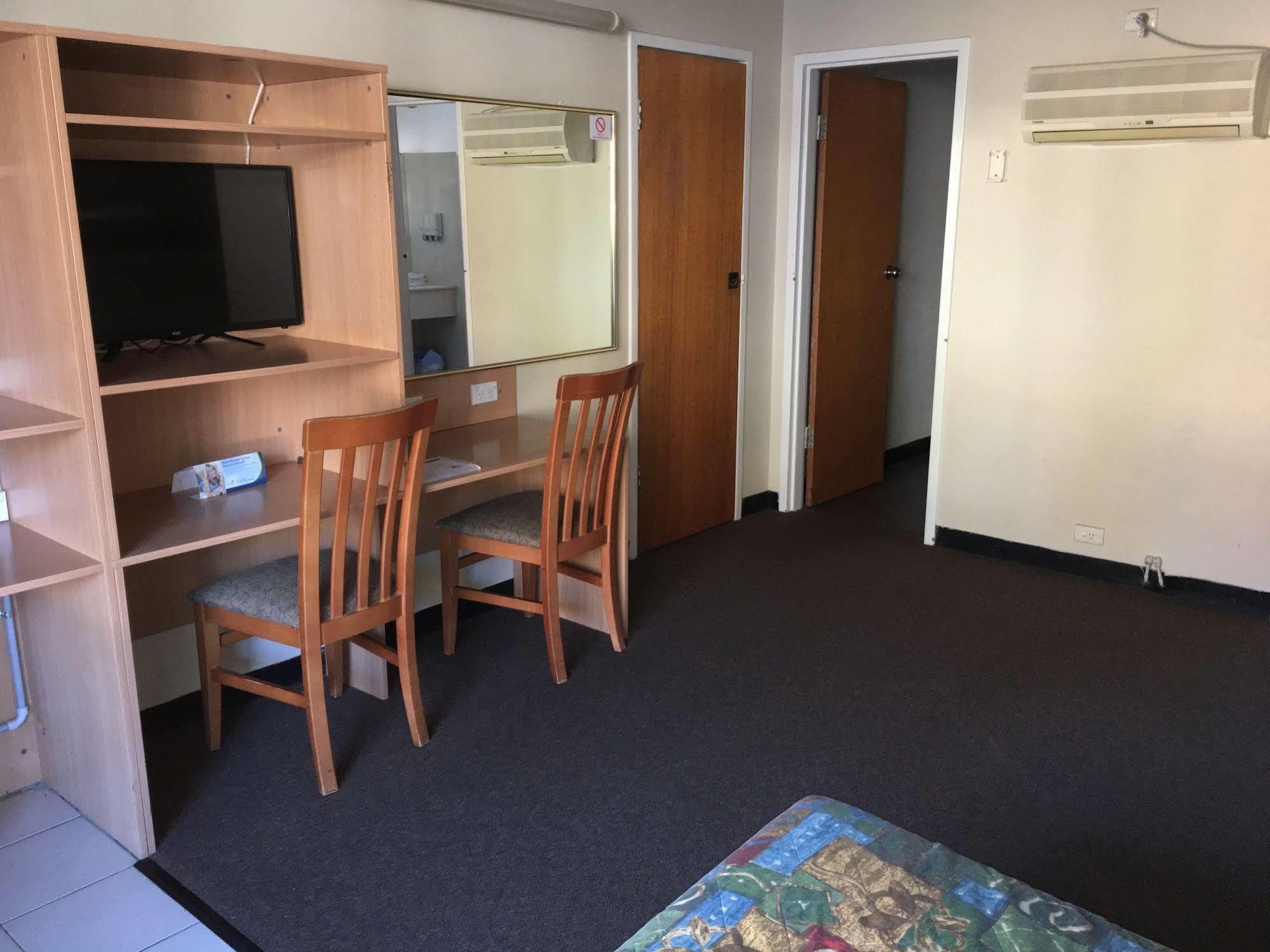 Red Cedars Motel Canberra Extérieur photo
