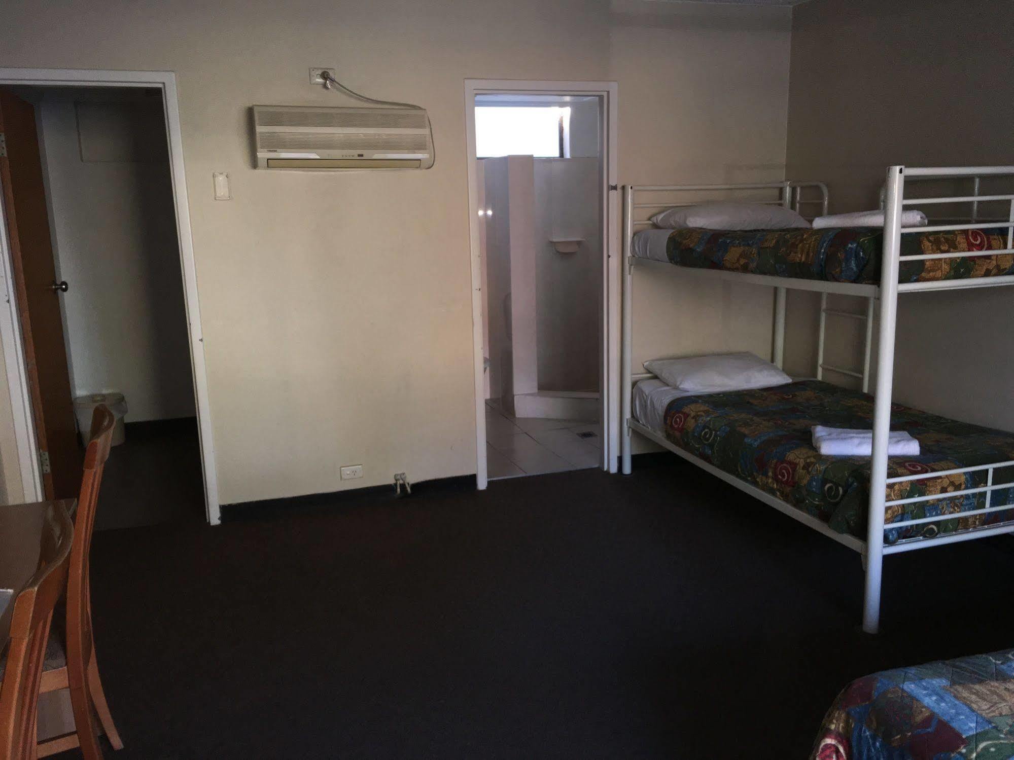 Red Cedars Motel Canberra Extérieur photo